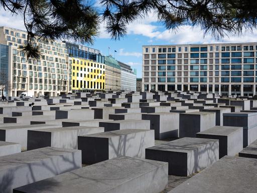 Blick auf das Holocaust-Mahnmal mit hunderten Beton-Stelen im Zentrum von Berlin.