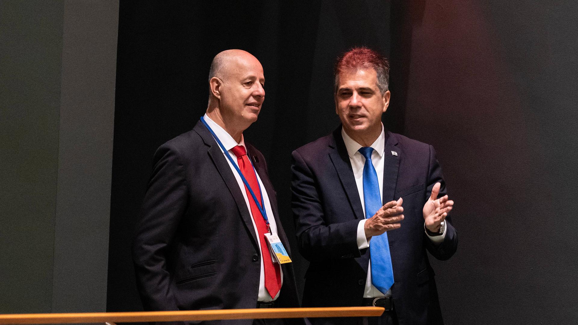 Der Nationale Sicherheitsberater Israels, Hanegbi, und der frühere Außenminister Cohen reden miteinander.
      