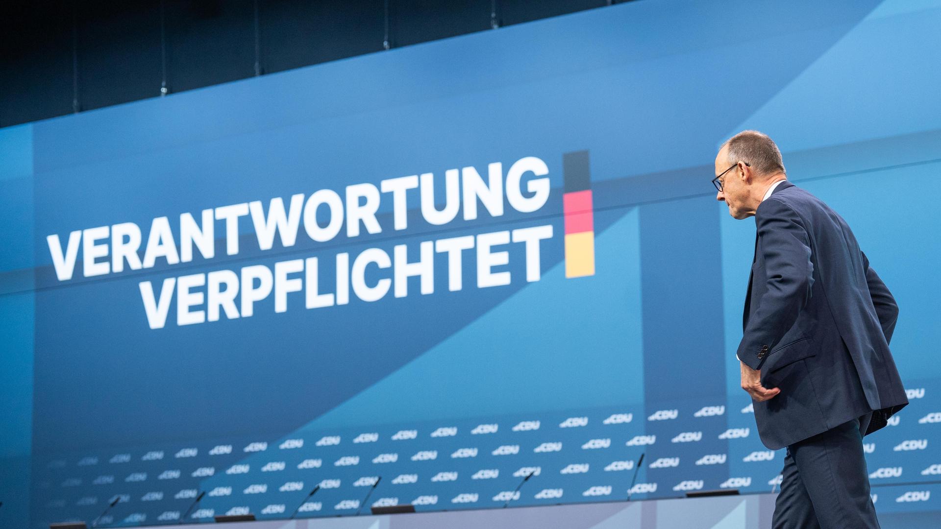 Bundeskanzler Friedrich Merz während der Besichtigung der Messehalle