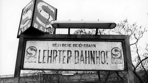 Blick auf einen Eingang in den Lehrter Bahnhof in Westberlin am 26.12.1983. Bis 1984 betrieb die Deutsche Reichsbahn aus der DDR auch die S-Bahn-Strecken in Westberlin. 