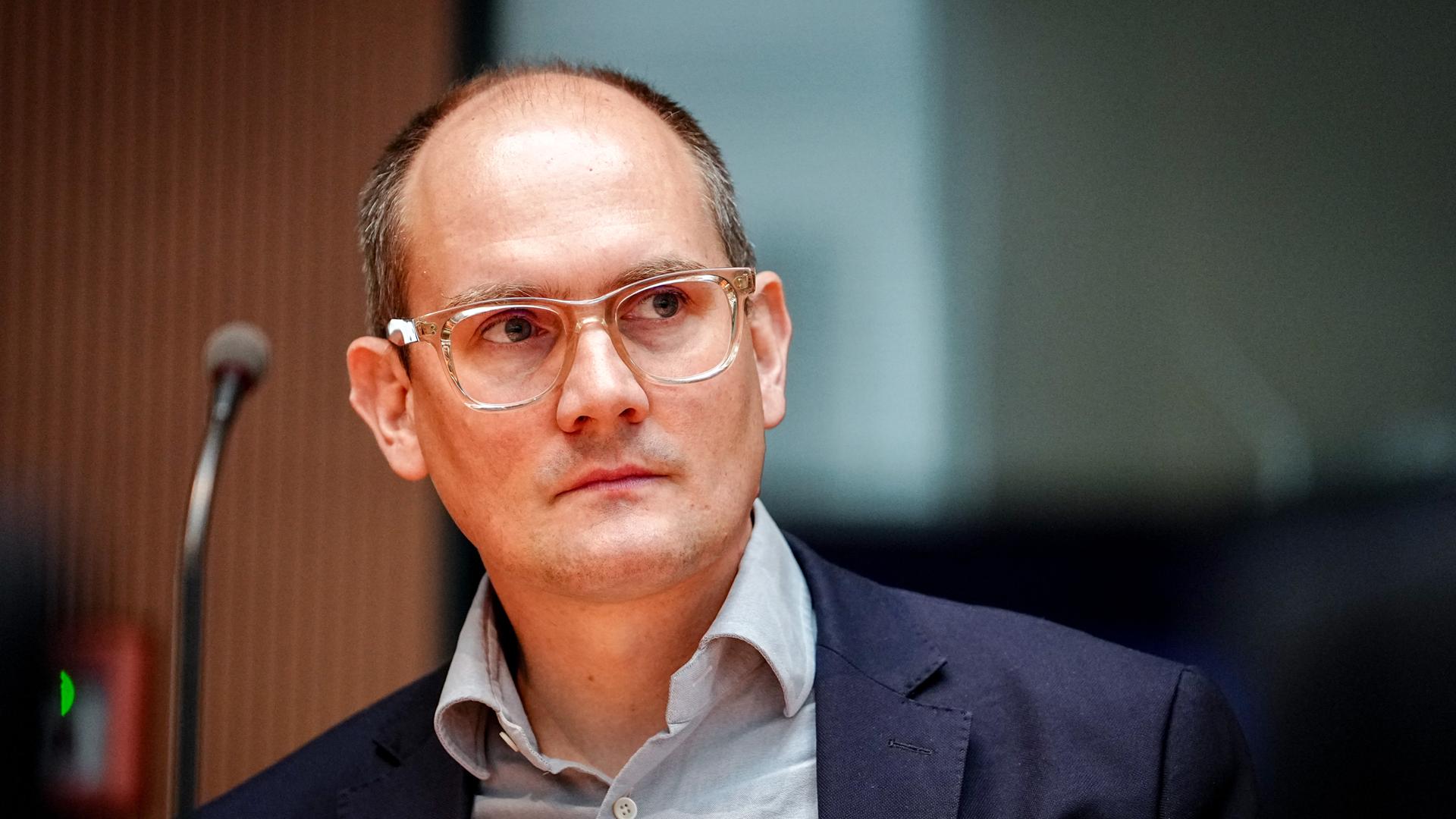 Berlin: Janosch Dahmen (Bündnis 90/Die Grünen), Mitglied des Gesundheitsausschusses, nimmt an der Sitzung des Gesundheitsausschusses des Bundestags teil. 