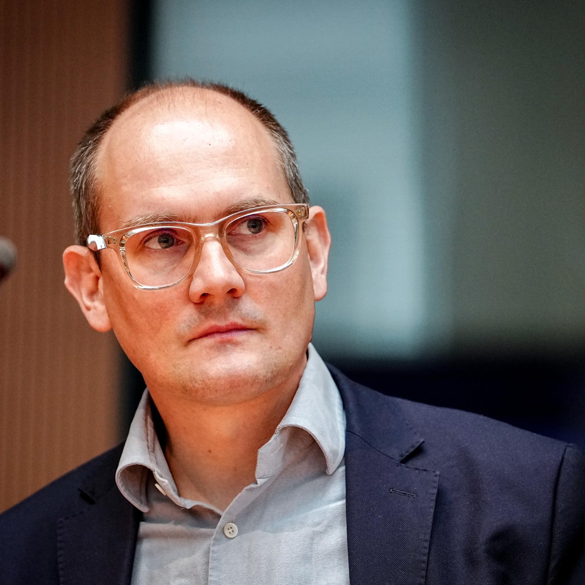 Berlin: Janosch Dahmen (Bündnis 90/Die Grünen), Mitglied des Gesundheitsausschusses, nimmt an der Sitzung des Gesundheitsausschusses des Bundestags teil. 