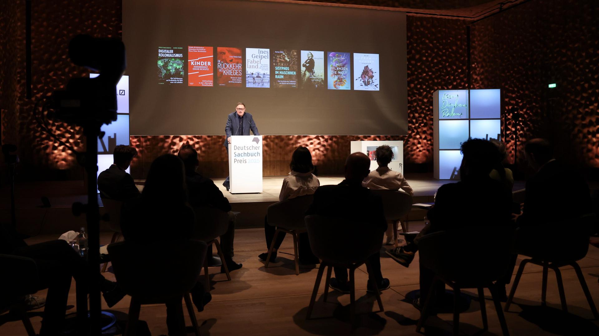 Carsten Brosda (SPD), Senator für Kultur und Medien in Hamburg, spricht bei der Verleihung "Deutscher Sachbuchpreis 2025" im Kleinen Saal der Hamburger Elbphilharmonie. Carsten Brosda (SPD), Senator für Kultur und Medien in Hamburg, spricht bei der Verleihung "Deutscher Sachbuchpreis 2025" im Kleinen Saal der Hamburger Elbphilharmonie.