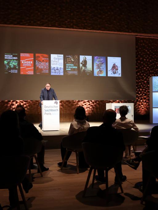 Carsten Brosda (SPD), Senator für Kultur und Medien in Hamburg, spricht bei der Verleihung "Deutscher Sachbuchpreis 2025" im Kleinen Saal der Hamburger Elbphilharmonie.