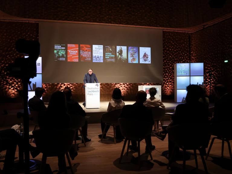 Carsten Brosda (SPD), Senator für Kultur und Medien in Hamburg, spricht bei der Verleihung "Deutscher Sachbuchpreis 2025" im Kleinen Saal der Hamburger Elbphilharmonie.