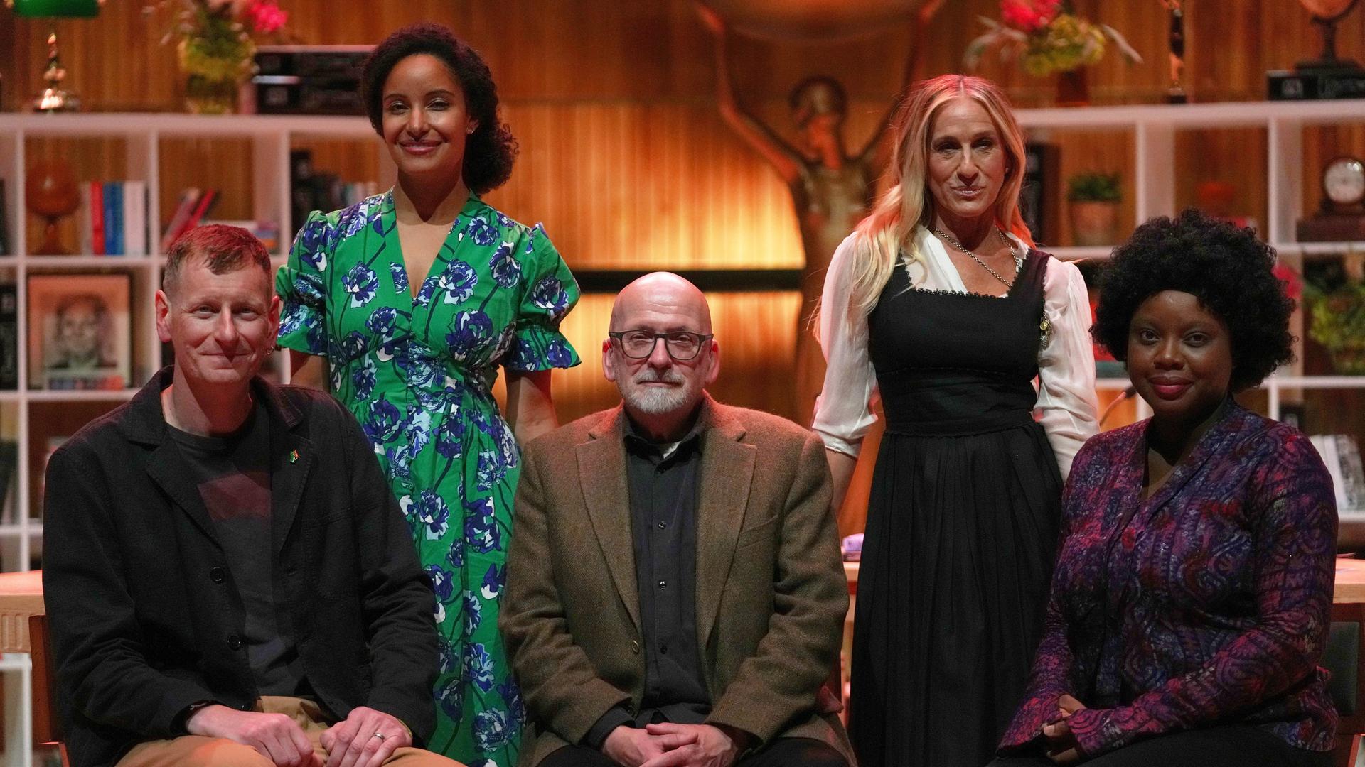 Die Jurymitglieder des Booker Prize 2025 – von links nach rechts: der Schriftsteller Chris Power, die Autorin Kiley Reid, der Schriftsteller und Jurypräsident Roddy Doyle, die Schauspielerin Sarah Jessica Parker und die Romanautorin Ayobami Adebayo posieren für ein Foto