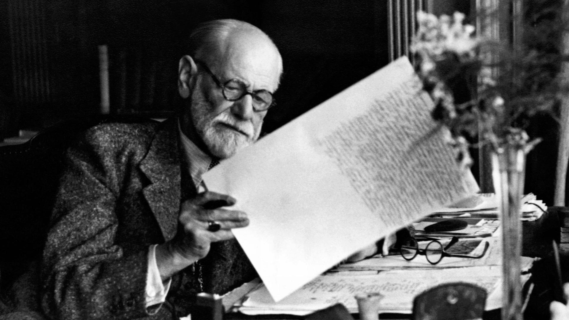 Ein historisches schwarz-weiß-Foto zeigt Sigmund Freud beim Verfassen eines Briefs. Aufnahmedatum unbekannt. Ein historisches schwarz-weiß-Foto zeigt Sigmund Freud beim Verfassen eines Briefs. Aufnahmedatum unbekannt.