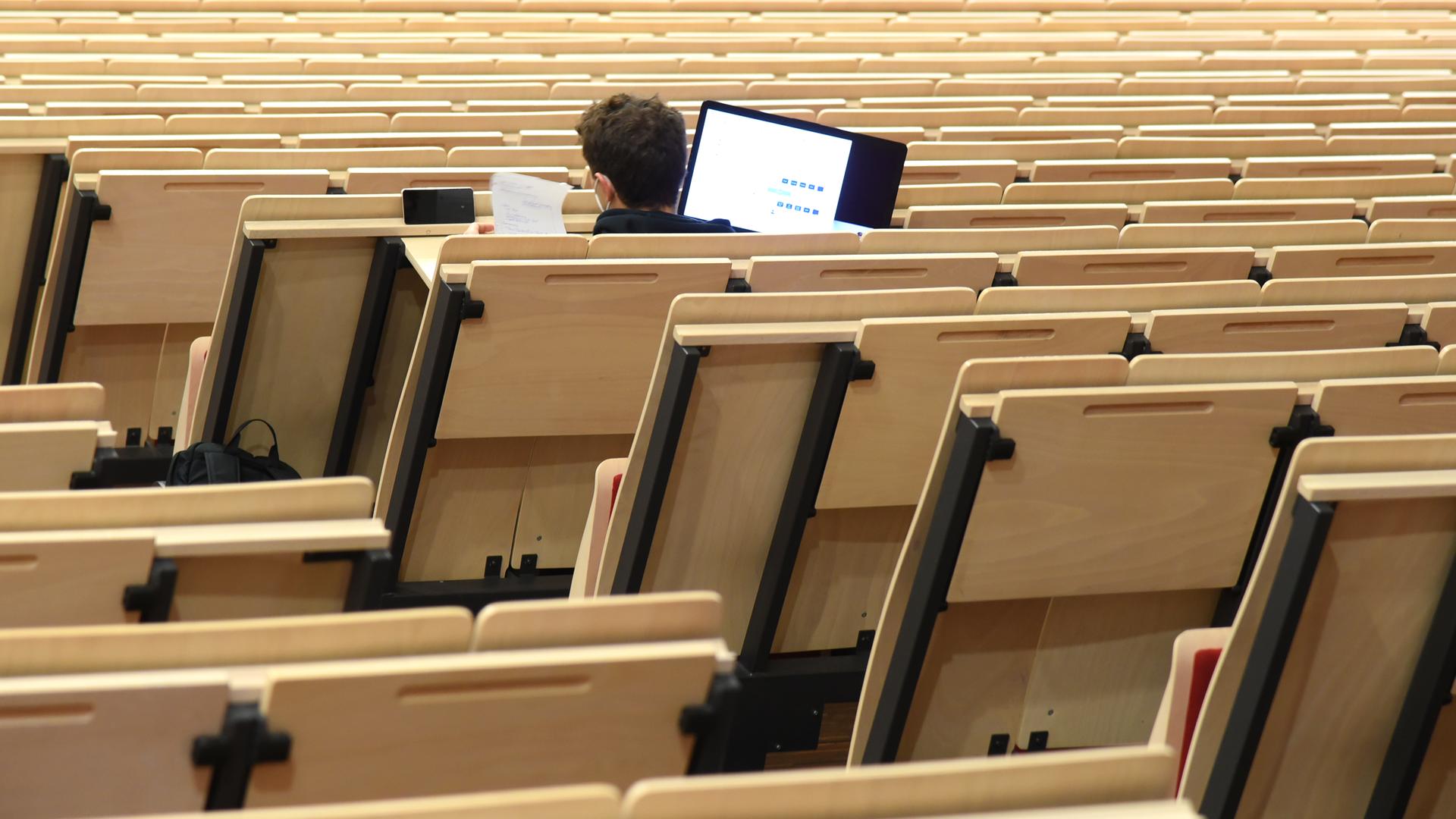 An der Universität Leipzig sitzt ein Informatikstudent bei einer digitalen Vorlesung allein im Auditorium maximum. 