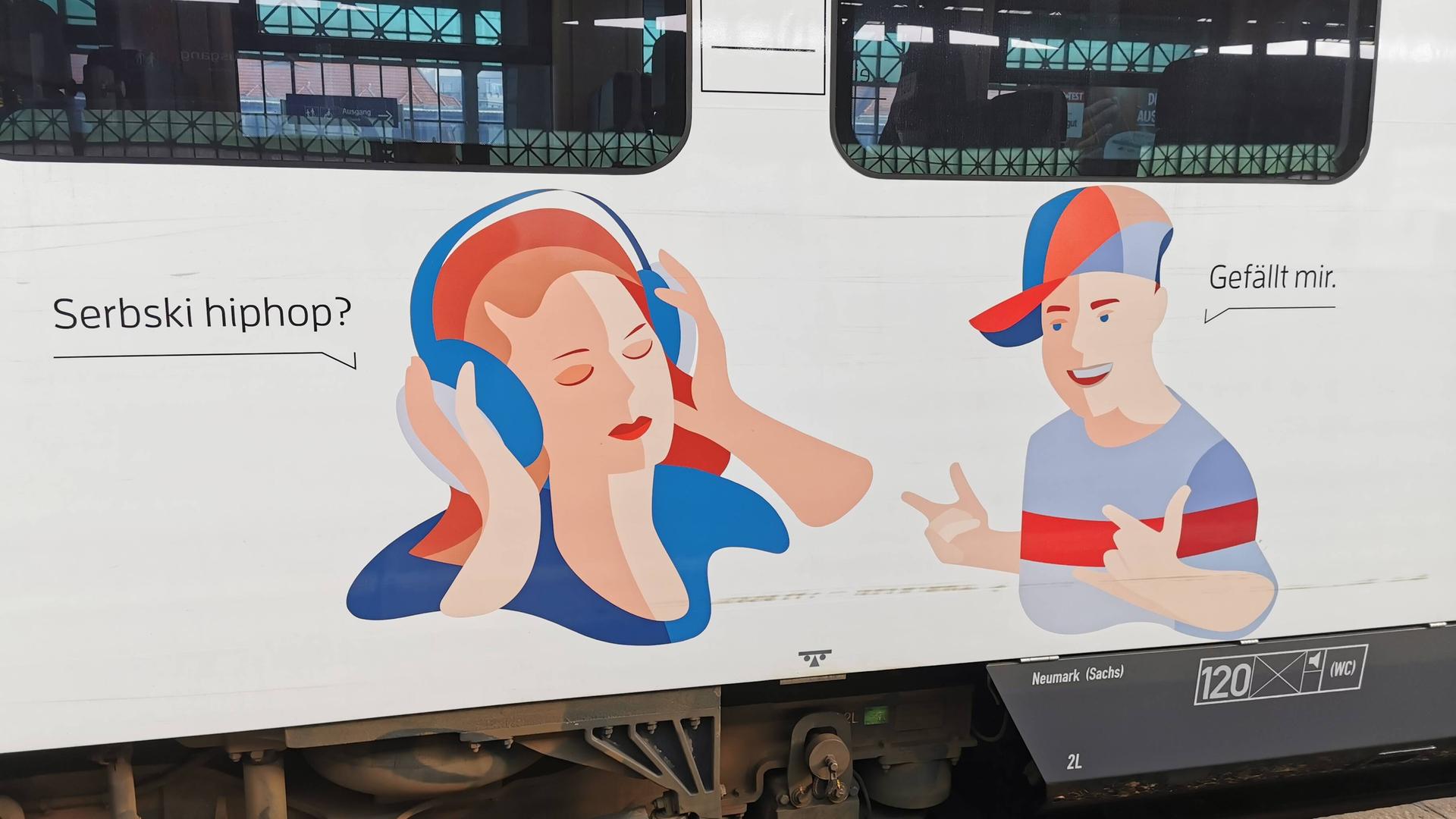 Ein Triebfahrzeug der Länderbahn trägt als Botschafter der sorbischen Sprache im Ostsachsennetz ein Text auf Sorbisch. Ein Triebfahrzeug der Länderbahn trägt als Botschafter der sorbischen Sprache im Ostsachsennetz ein Text auf Sorbisch.