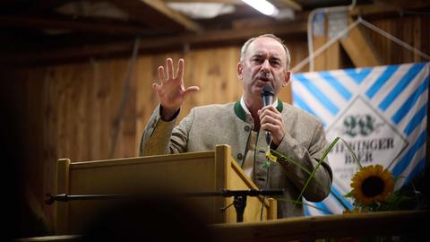 Hubert Aiwanger (Freie Wähler), Wirtschaftsminister von Bayern, hält am Politischen Abend auf dem Herbstfest Steinbrünning eine Rede.