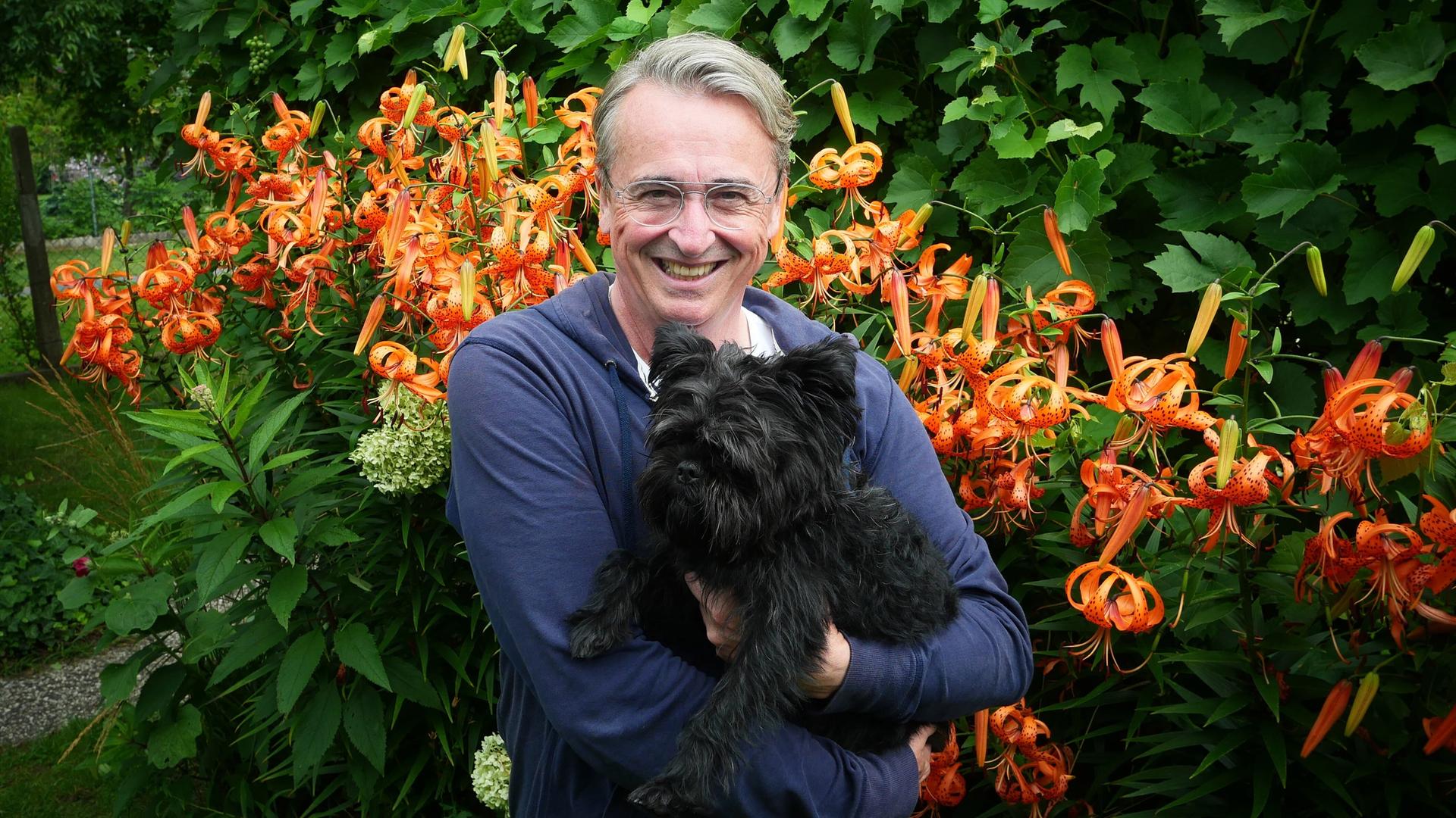 TV-Gärtner Horst Mager und sein Hund Fritz in seinem Schrebergarten Berlin-Charlottenburg. TV-Gärtner Horst Mager und sein Hund Fritz in seinem Schrebergarten Berlin-Charlottenburg.