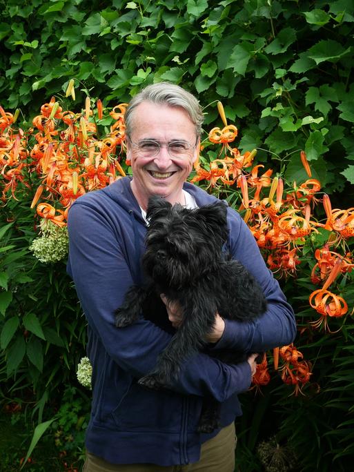 TV-Gärtner Horst Mager und sein Hund Fritz in seinem Schrebergarten Berlin-Charlottenburg.