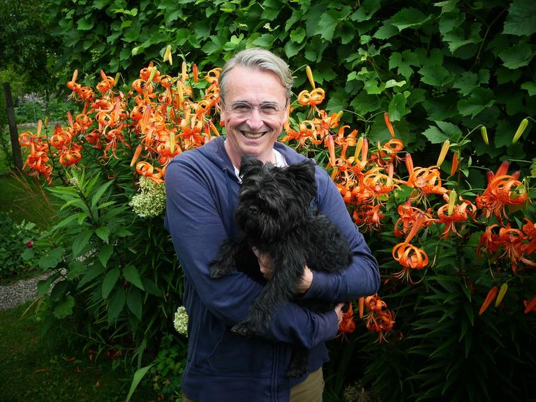 TV-Gärtner Horst Mager und sein Hund Fritz in seinem Schrebergarten Berlin-Charlottenburg.