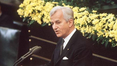 Der deutsche Bundespräsident Richard von Weizsäcker bei seiner vielbeachteten Rede im Bonner Bundestag am 8.5.1985 während der Feierstunde zum Ende des 2. Weltkrieges.