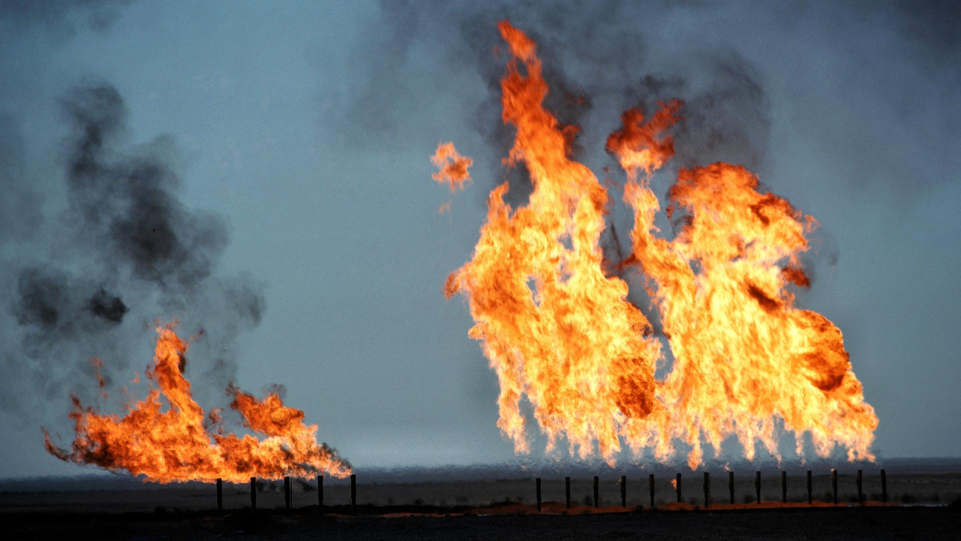 Große Flammen über einem Naturgasfeld