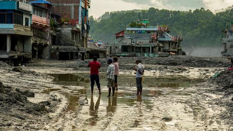 Hochwasser bedeckt tief liegende Gebiete und Siedlungen in der Nähe des Flusses Bhotekoshi in Nuwakot, Nepal. Die Überschwemmungen verursachten Schäden an Häusern, Straßen, einer Brücke, einem Wasserkraftwerk und weiterer Infrastruktur in der Region. Hochwasser bedeckt tief liegende Gebiete und Siedlungen in der Nähe des Flusses Bhotekoshi in Nuwakot, Nepal. Die Überschwemmungen verursachten Schäden an Häusern, Straßen, einer Brücke, einem Wasserkraftwerk und weiterer Infrastruktur in der Region.