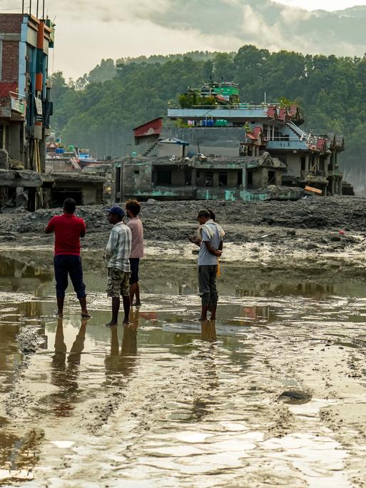 Hochwasser bedeckt tief liegende Gebiete und Siedlungen in der Nähe des Flusses Bhotekoshi in Nuwakot, Nepal. Die Überschwemmungen verursachten Schäden an Häusern, Straßen, einer Brücke, einem Wasserkraftwerk und weiterer Infrastruktur in der Region.
