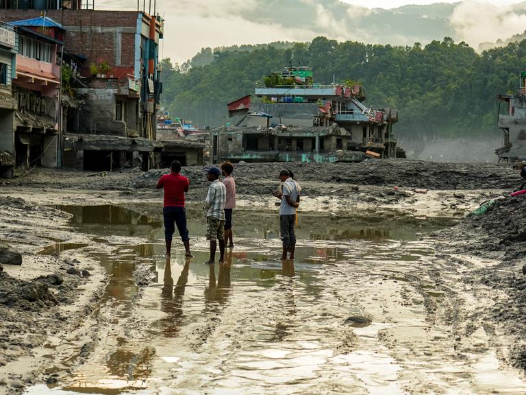 Hochwasser bedeckt tief liegende Gebiete und Siedlungen in der Nähe des Flusses Bhotekoshi in Nuwakot, Nepal. Die Überschwemmungen verursachten Schäden an Häusern, Straßen, einer Brücke, einem Wasserkraftwerk und weiterer Infrastruktur in der Region.