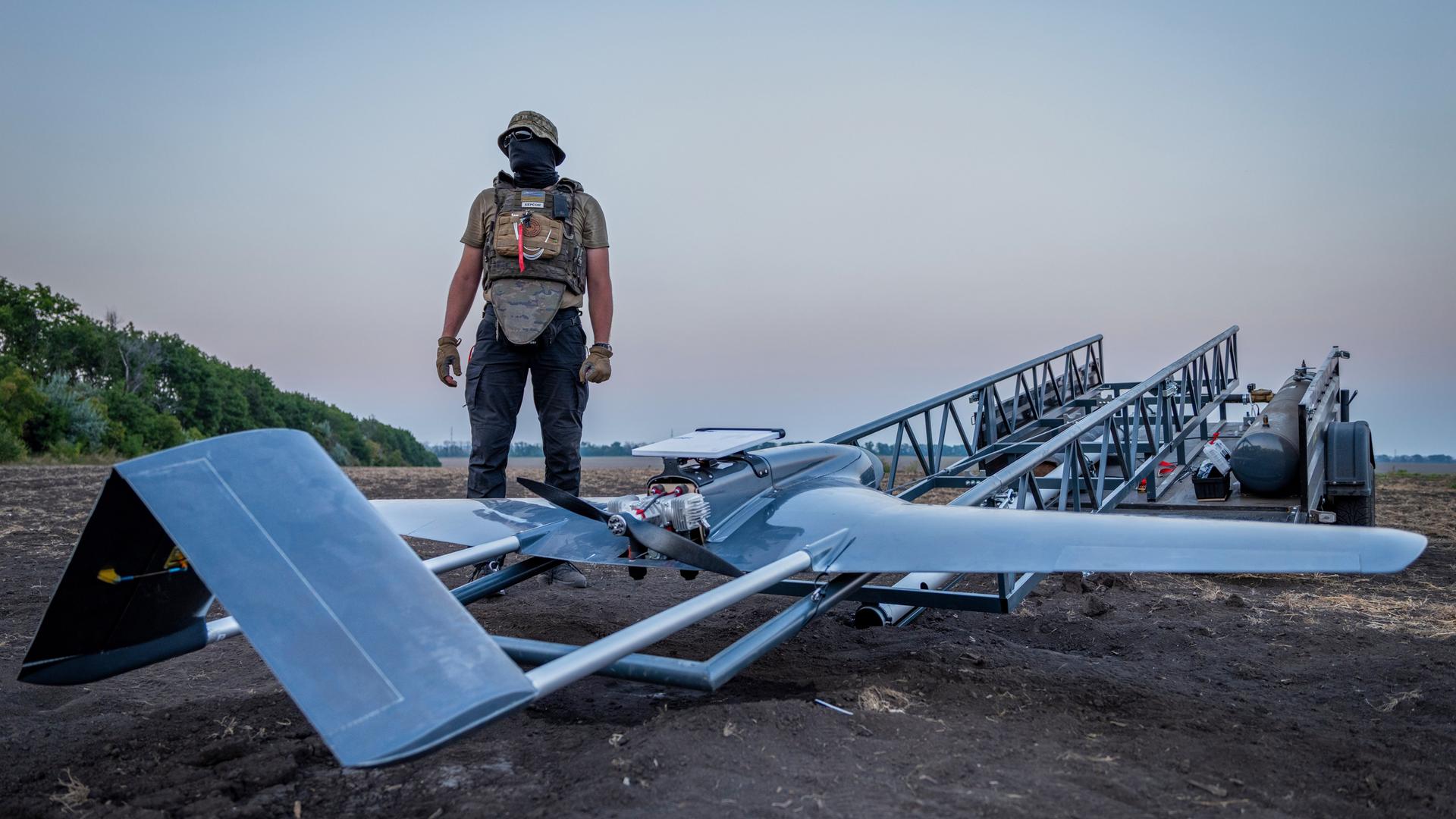 Ein ukrainischer Soldat bereitet an einem nicht genannten Ort in der Ukraine eine "Chaklun"-Angriffsdrohne vor, die für Tiefenangriffe auf russische Stellungen auf der Krim eingesetzt wird. 