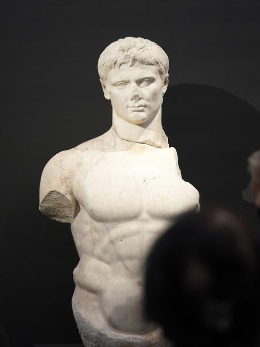 Eine Augustus-Statue, Leihgabe des Museums in Arles, ist in der Ausstellung "Die neuen Bilder des Augustus. Macht und Medien im antiken Rom" im Bucerius Kunstforum Hamburg zu sehen