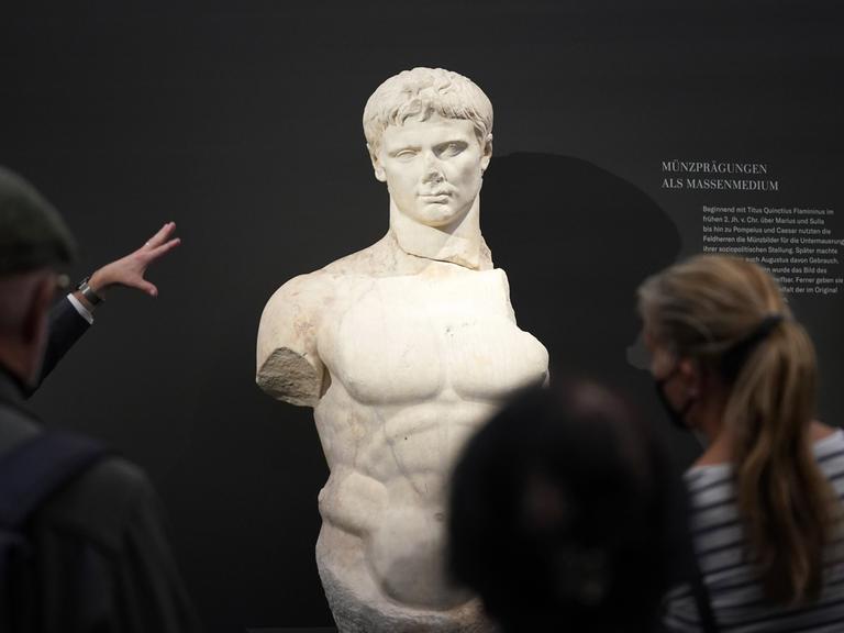 Eine Augustus-Statue, Leihgabe des Museums in Arles, ist in der Ausstellung "Die neuen Bilder des Augustus. Macht und Medien im antiken Rom" im Bucerius Kunstforum Hamburg zu sehen