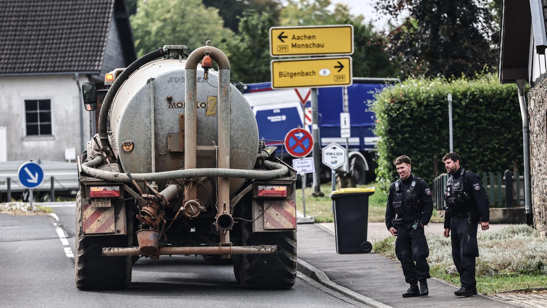 Nordrhein-Westfalen, Monschau: Ein Landwirt fährt in Kalterherberg mit einem Tankwagen Wasser ins Einsatzgebiet. Nordrhein-Westfalen, Monschau: Ein Landwirt fährt in Kalterherberg mit einem Tankwagen Wasser ins Einsatzgebiet.
