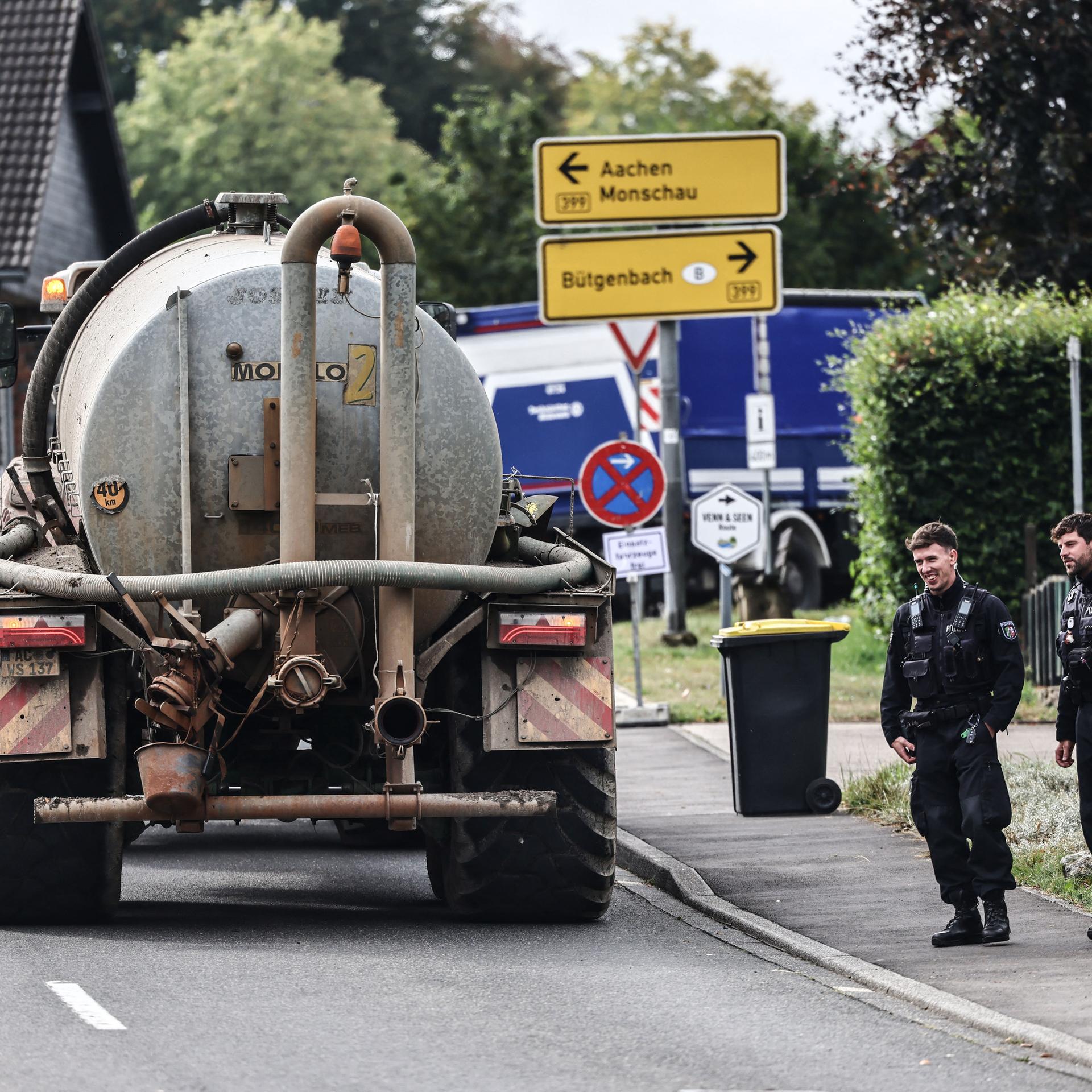 Nordrhein-Westfalen, Monschau: Ein Landwirt fährt in Kalterherberg mit einem Tankwagen Wasser ins Einsatzgebiet. 