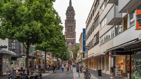 Fussgängerzone Rheinstrasse und die katholische Kirche St. Dionysius, in Krefeld, Nordrhein-Westfalen.