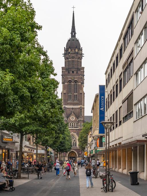 Fussgängerzone Rheinstrasse und die katholische Kirche St. Dionysius, in Krefeld, Nordrhein-Westfalen.