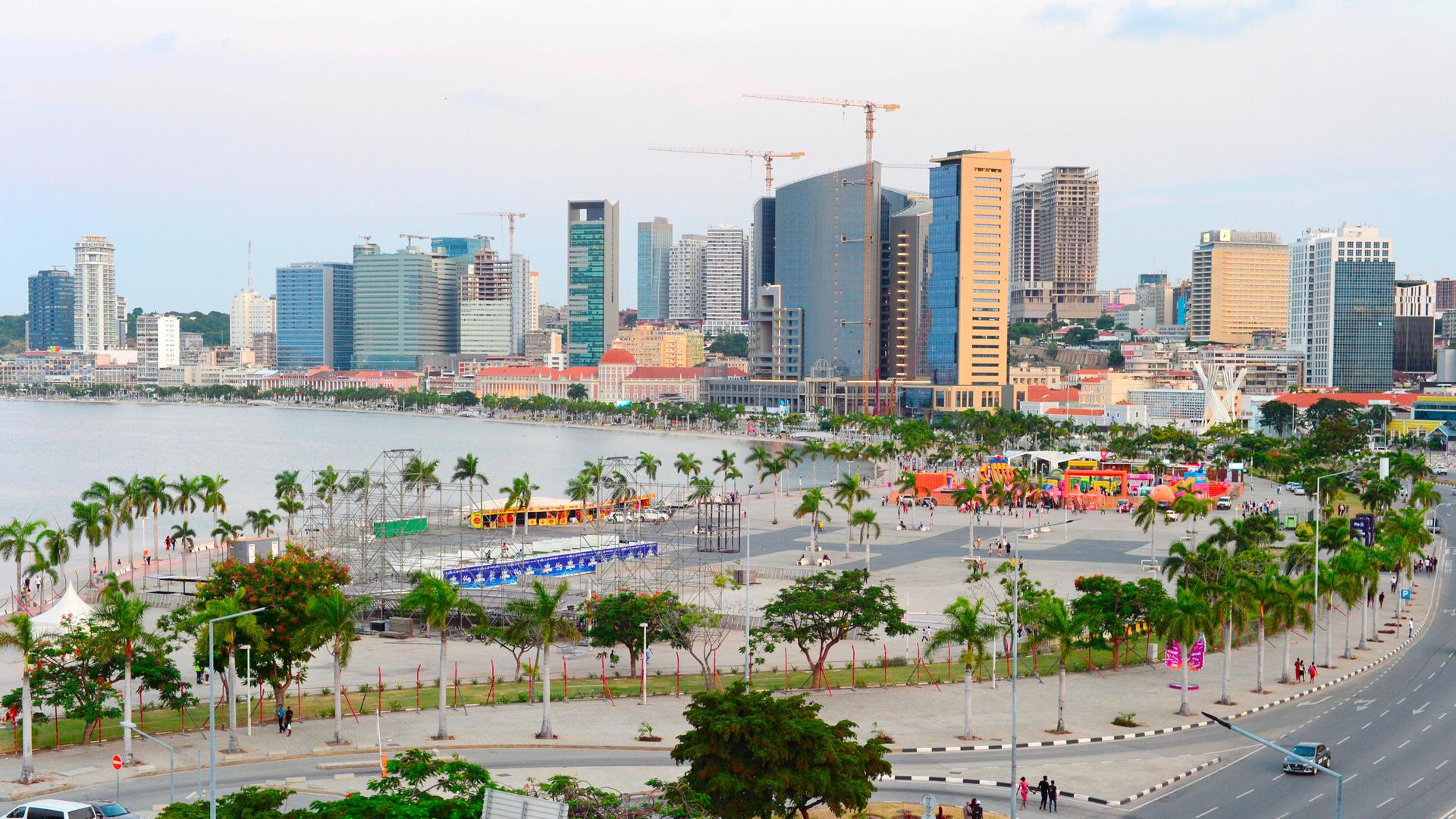 Strandpromenade von Luanda im Abendlicht.