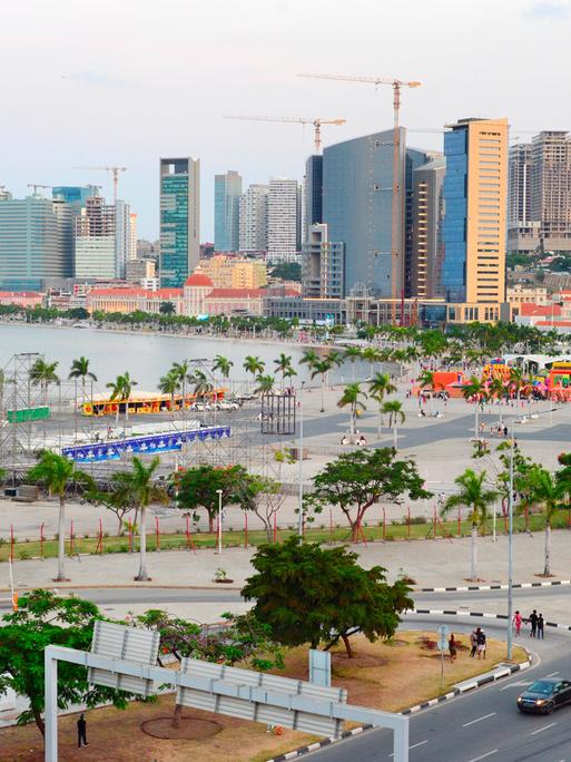 Strandpromenade von Luanda im Abendlicht.