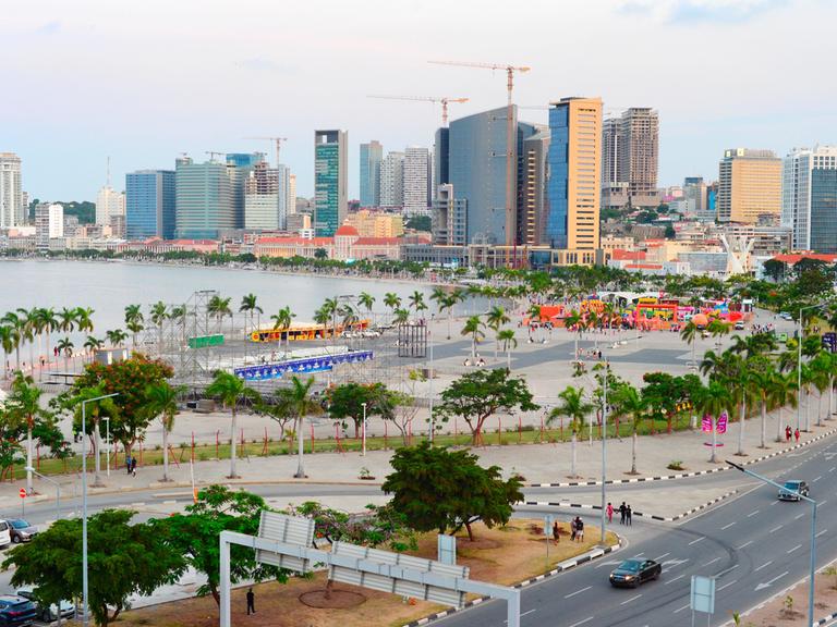 Strandpromenade von Luanda im Abendlicht.