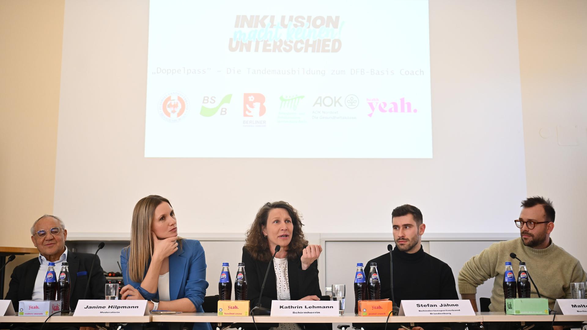 Felix Magath, Deutscher Fußballtrainer, Janine Hilpmann, Moderatorin, Kathrin Lehmann, ehemalige Fußballspielerin, Stefan Jähne, Behindertensportverband Brandenburg, und Malte Schruth, Berliner Fußball-Verband, bei einer Pressekonferenz.