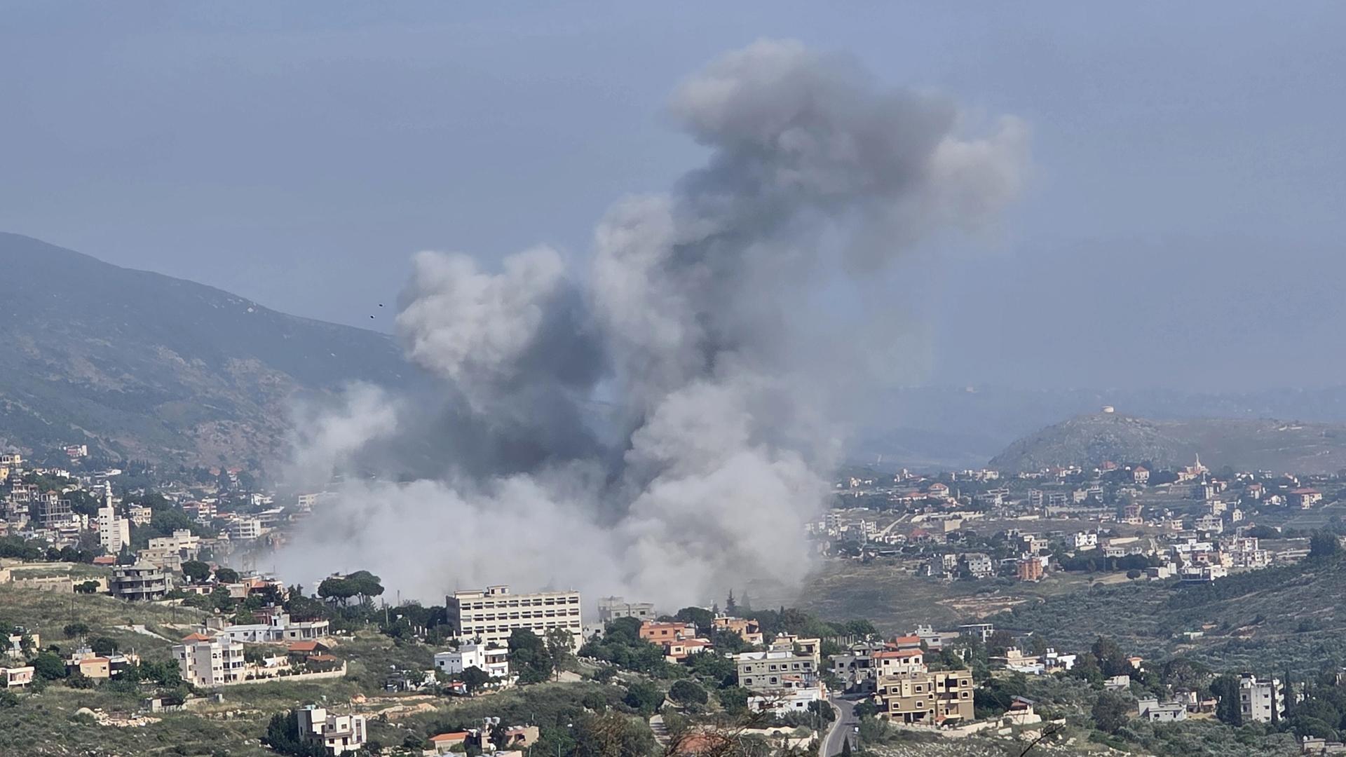 Israelische Attacke auf den Südlibanon - Rauchwolke über einem Dorf Israelische Attacke auf den Südlibanon - Rauchwolke über einem Dorf