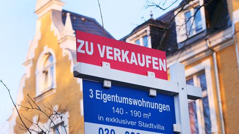 25.03.2020, Berlin. Vor einem Haus in Lichterfelde hängt das Schild eines Maklers mit der Aufschrift "Zu verkaufen. 3 Eigentumswohnungen, 140 -190 qm in exklusiver Stadtvilla. Foto: Wolfram Steinberg/dpa