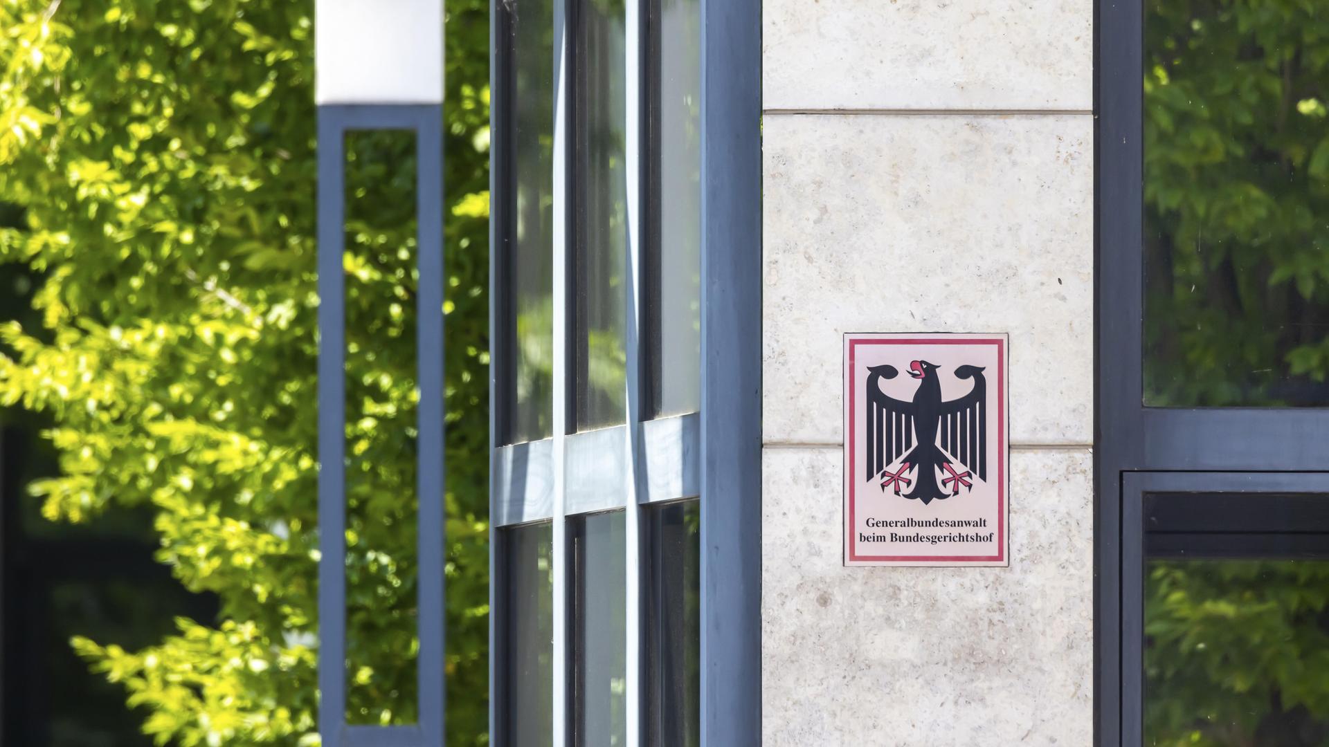 Am Dienstgebäude des Generalbundesanwalts in Karlsruhe hängt das Amtsschild mit Bundesadler.