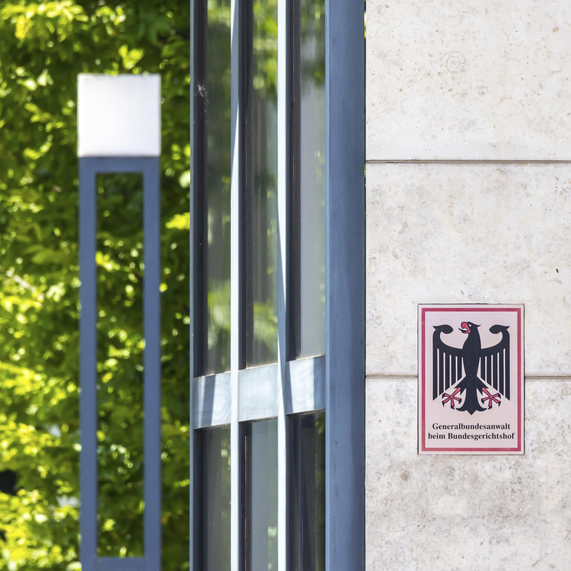 Am Dienstgebäude des Generalbundesanwalts in Karlsruhe hängt das Amtsschild mit Bundesadler.