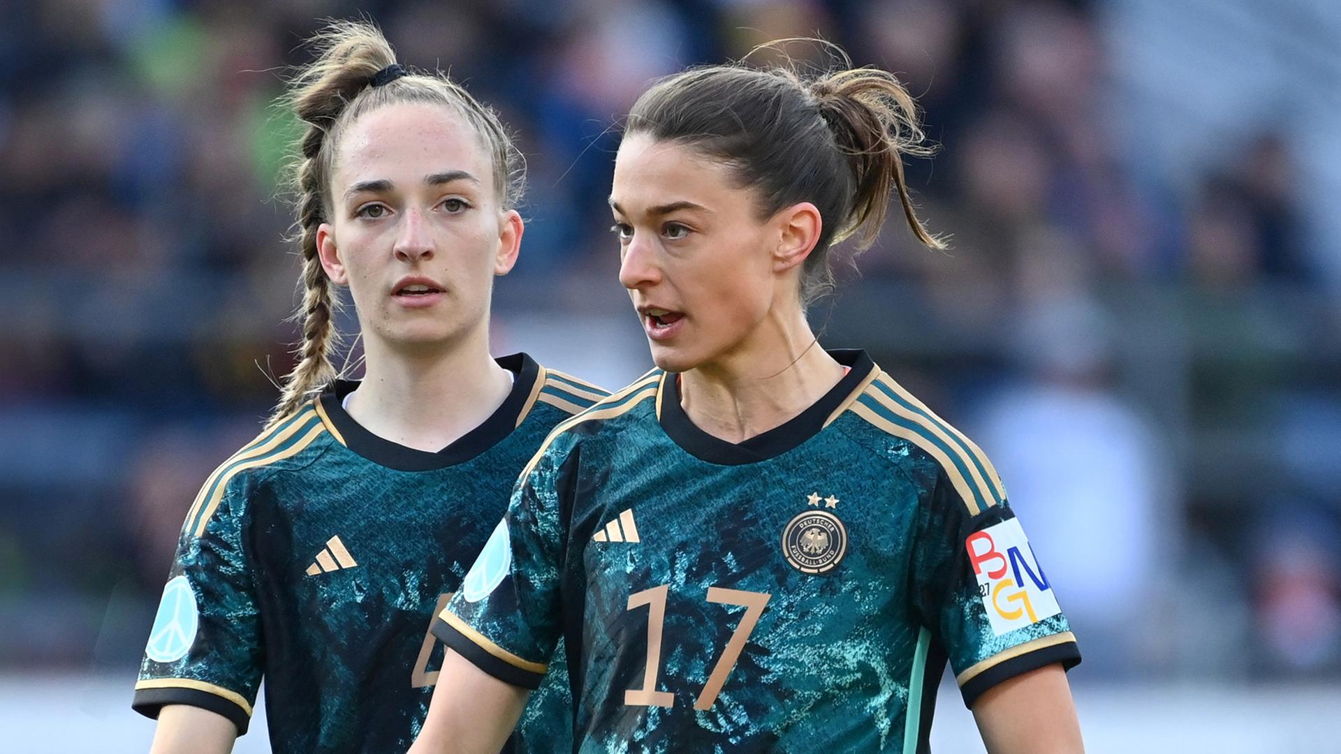 Deutsche Fußball-Nationalspielerinnen Sophia Kleinherne (l.) und Felicitas Rauch