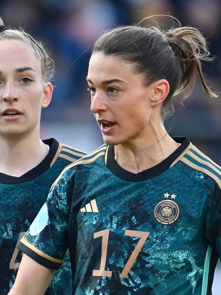 Deutsche Fußball-Nationalspielerinnen Sophia Kleinherne (l.) und Felicitas Rauch