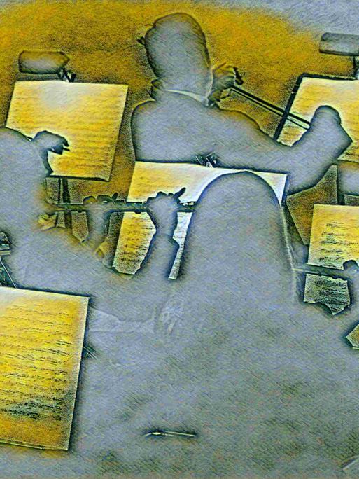 Musiker und Musikerinnen eines Orchesters von hinten