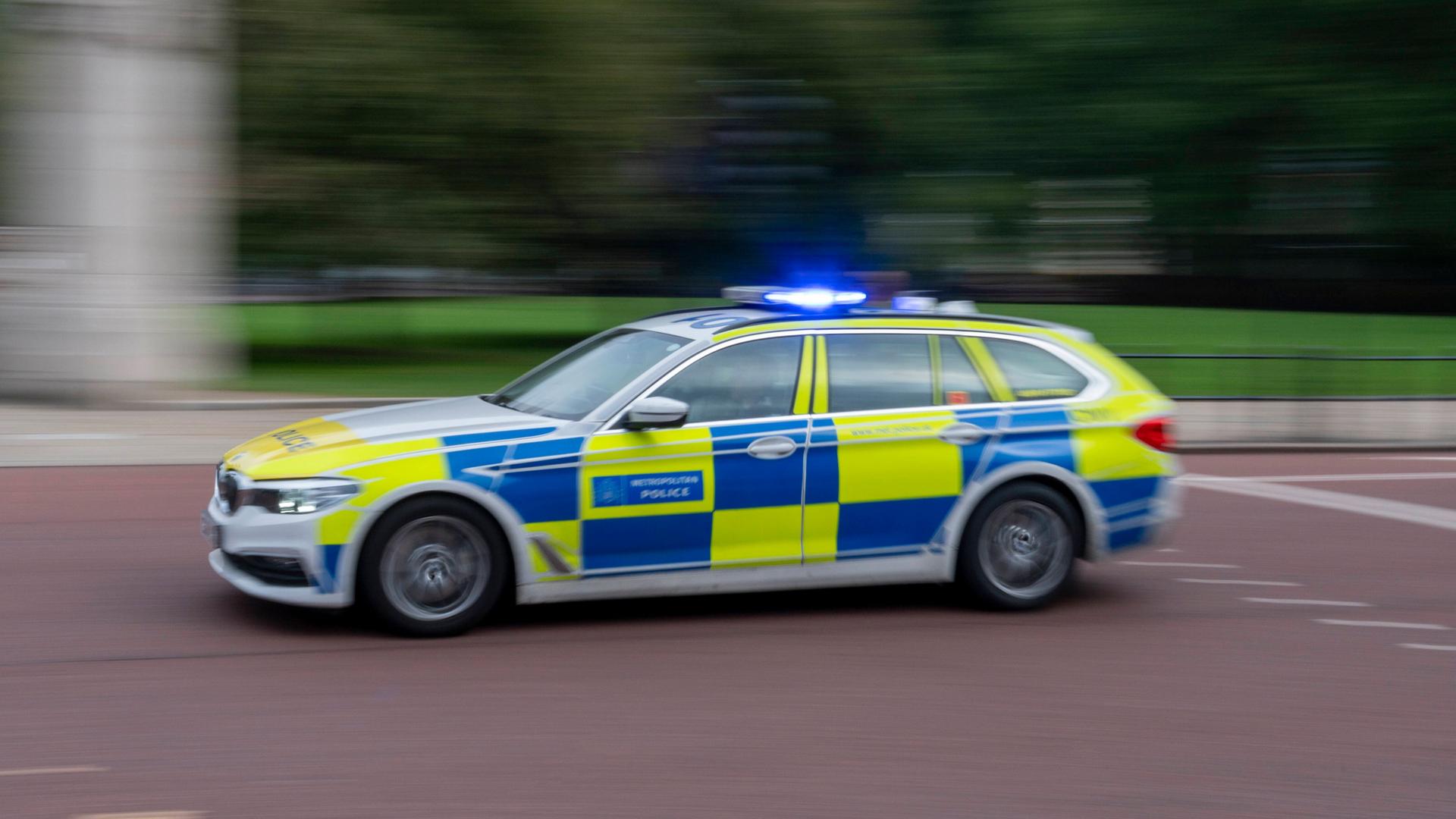 Ein Polizeiauto fährt durch britische Hauptstadt London. Ein Polizeiauto fährt durch britische Hauptstadt London.