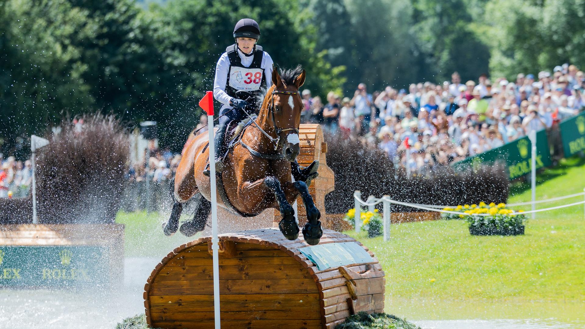 CHIO Aachen: Die deutsche Reiterin Libussa Lübbeke auf dem Pferd Caramia 34 überspringt ein Hindernis.