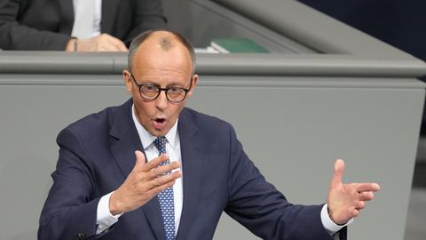 Unionskanzlerkandidat Friedrich Merz (CDU), spricht im Bundestag. 