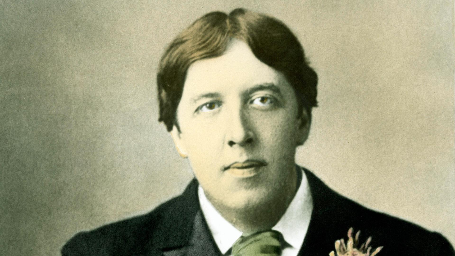Oscar Wilde war ein Schriftsteller irischer Herkunft. Die Porträtaufnahme von 1894 wurde später koloriert Oscar Wilde war ein Schriftsteller irischer Herkunft. Die Porträtaufnahme von 1894 wurde später koloriert