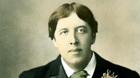 Oscar Wilde war ein Schriftsteller irischer Herkunft. Die Porträtaufnahme von 1894 wurde später koloriert