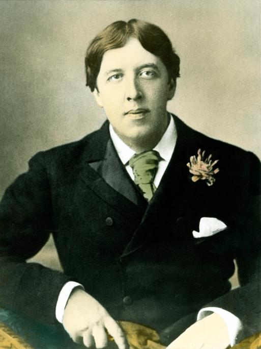 Oscar Wilde war ein Schriftsteller irischer Herkunft. Die Porträtaufnahme von 1894 wurde später koloriert