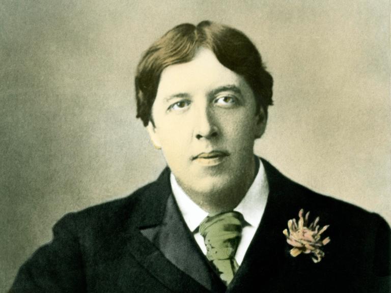 Oscar Wilde war ein Schriftsteller irischer Herkunft. Die Porträtaufnahme von 1894 wurde später koloriert
