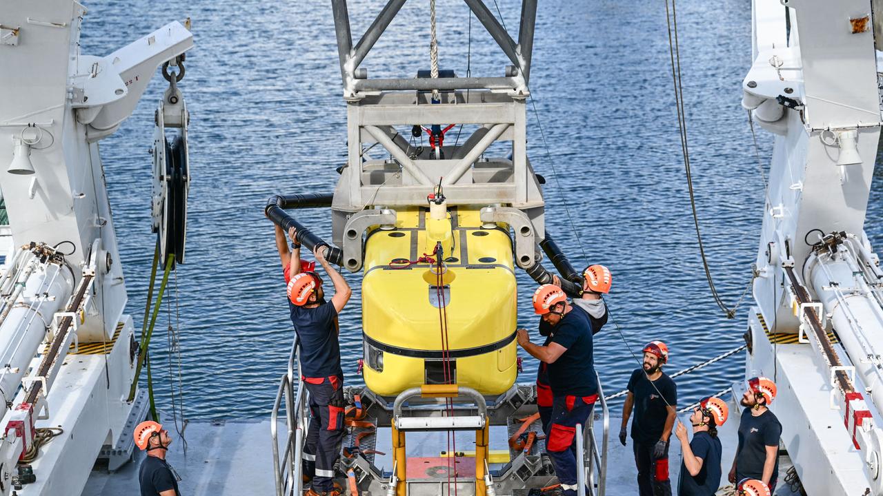 Techniker führen einen Teststart des Unterwasserroboters Ulyx an Bord des Forschungsschiffs Atalante durch.
