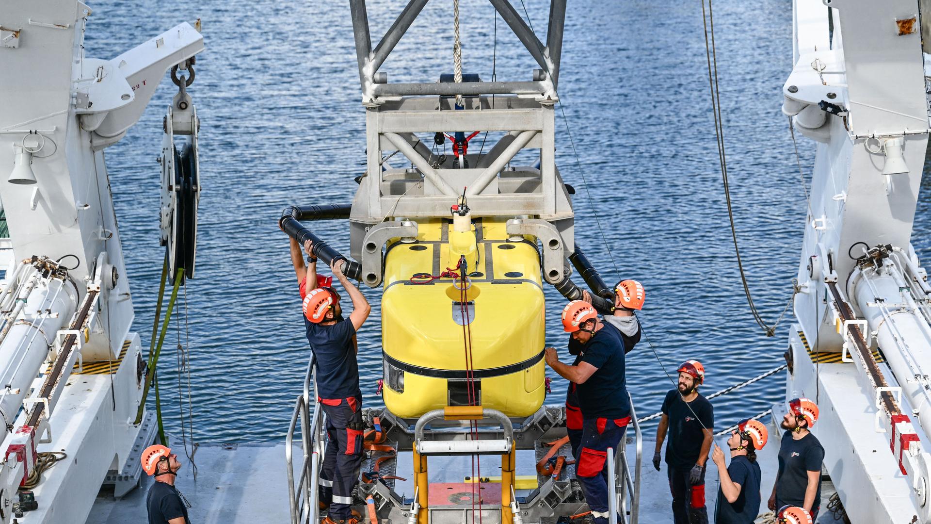 Techniker führen einen Teststart des Unterwasserroboters Ulyx an Bord des Forschungsschiffs Atalante durch.