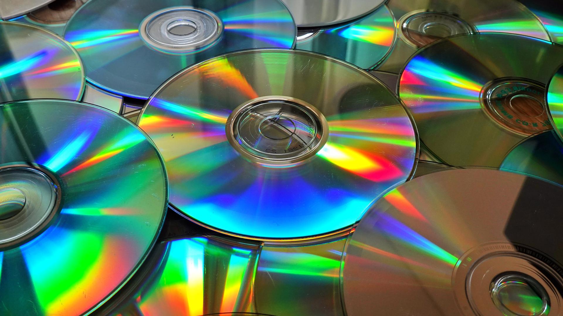 Mehrere unbeschrifte DVDs liegen auf einem Haufen